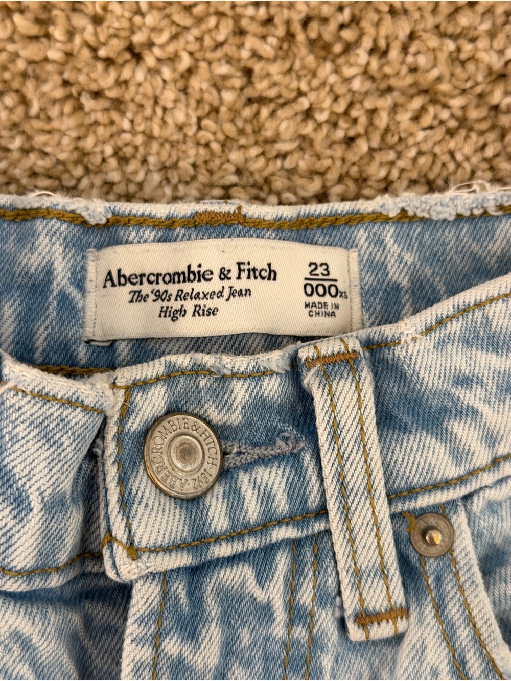 Abercrombie & Fitch — 90s Relaxed High Rise Jeans - Picture 2 of 4